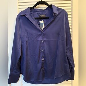 NWT. Banana Republic Silky Classic Fit Shirt in Preppy Navy- Size Medium